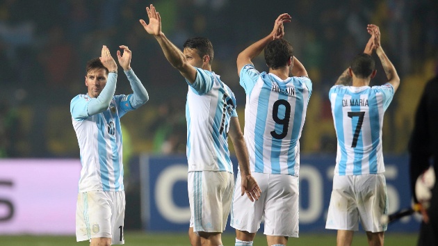 Argentina vapuleó a Paraguay y definirá con Chile