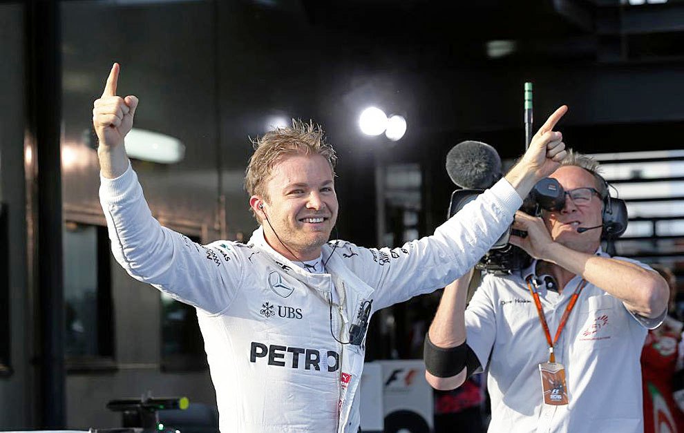 Rosberg golpea primero