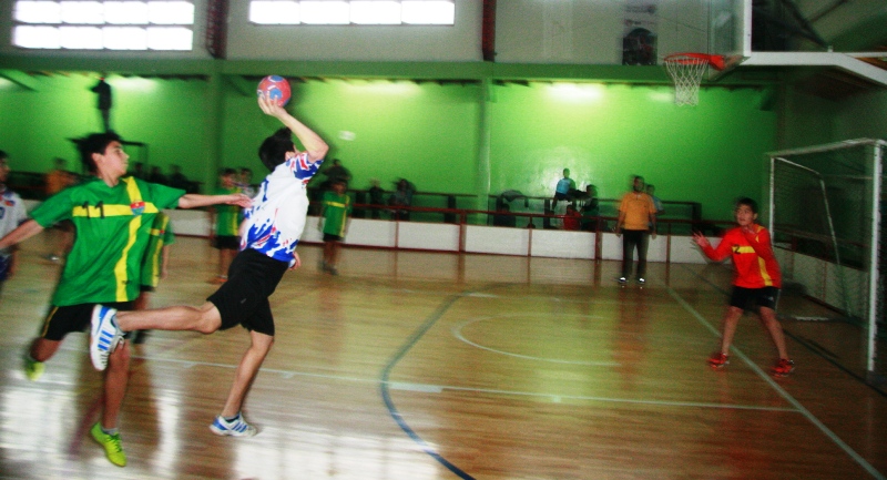 Handball intercolegial en el «Ana Giró»