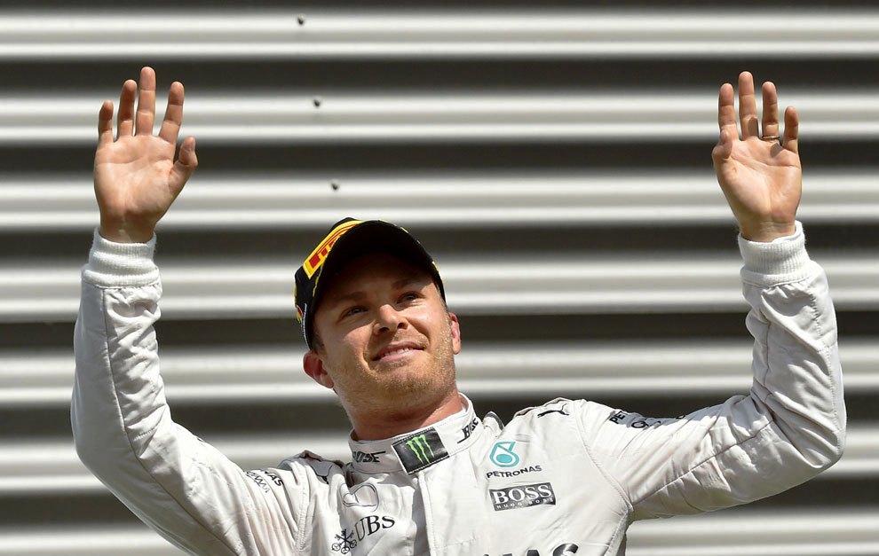 Rosberg gana y acorta distancias