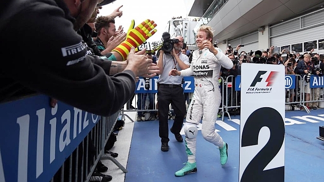 Rosberg se acerca en el Mundial